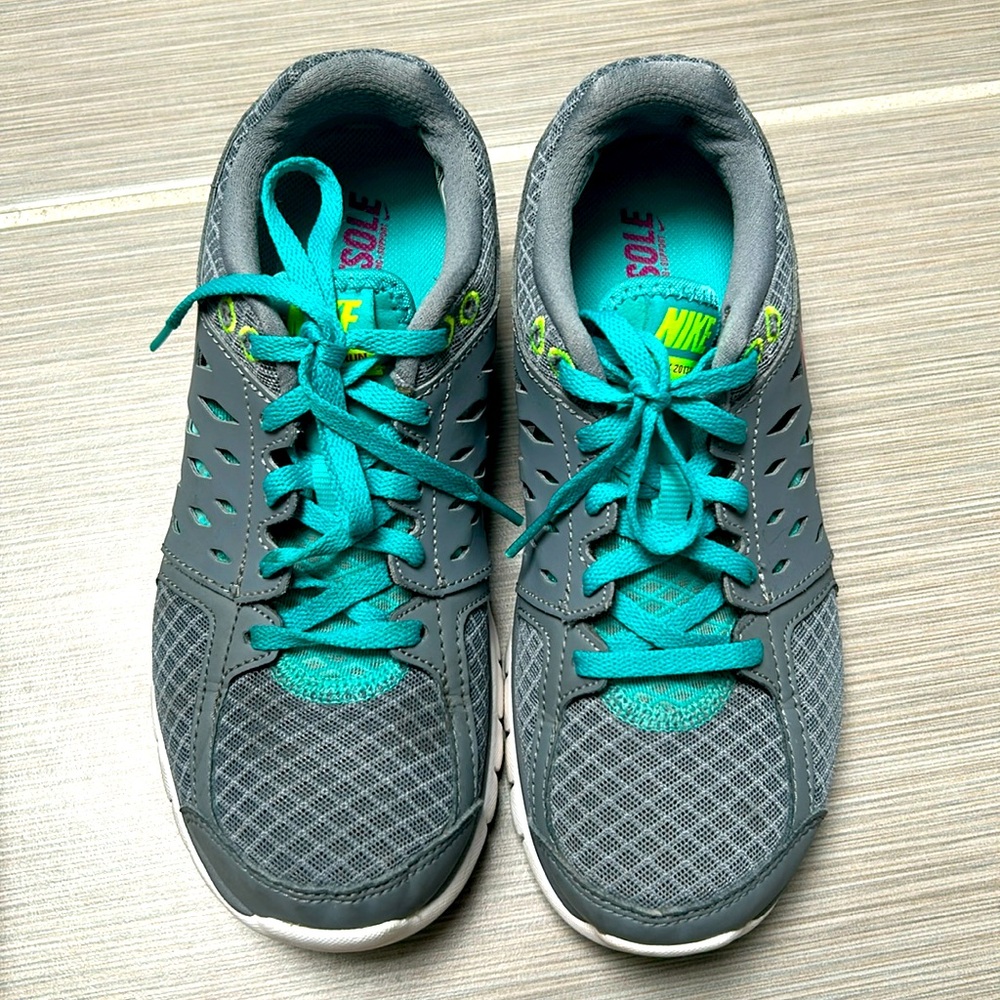 Used Nike running shoes,turquoise color